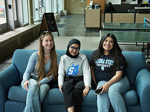 Seawolf Living brandbassadors holding sitting on a couch smiling